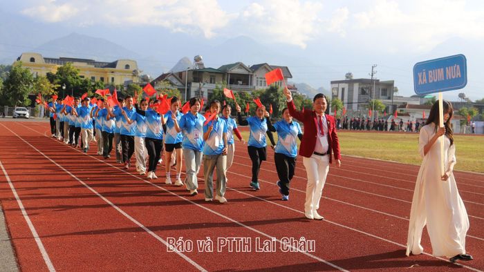 Khối vận động viên 3 xã: Bản Bo, Bình Lư, Bum Nưa diễu hành qua lễ đài tại Lễ khai mạc Đại hội Thể dục Thể thao.