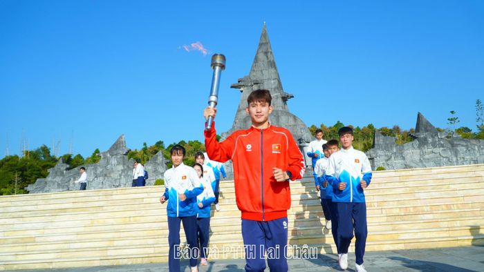 Vận động viên điền kinh Bùi Tuấn Tú và các vận động viên tiếp nhận ngọn lửa truyền thống  Tượng đài Bác Hồ với đồng bào các dân tộc Lai Châu.