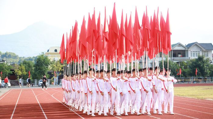 Diễu hành biểu dương lực lượng các khối.