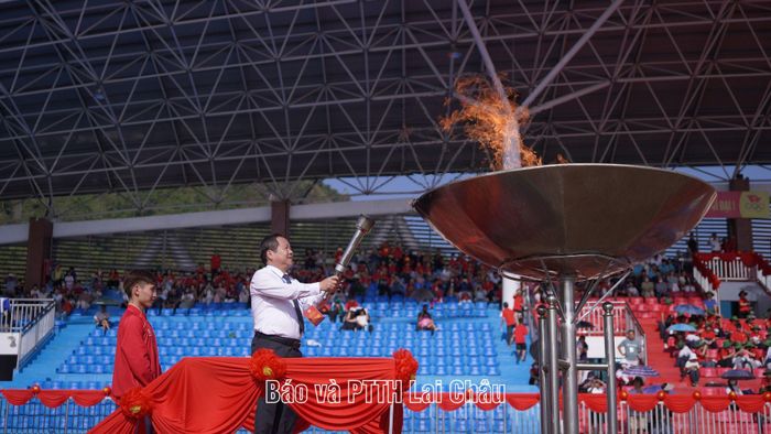Đồng chí Tống Thanh Hải - Uỷ viên Ban Thường vụ Tỉnh uỷ, Phó Chủ tịch Thường trực UBND tỉnh, Trưởng Ban Tổ chức Đại hội thắp ngọn lửa truyền thống, chính thức mở màn Đại hội.