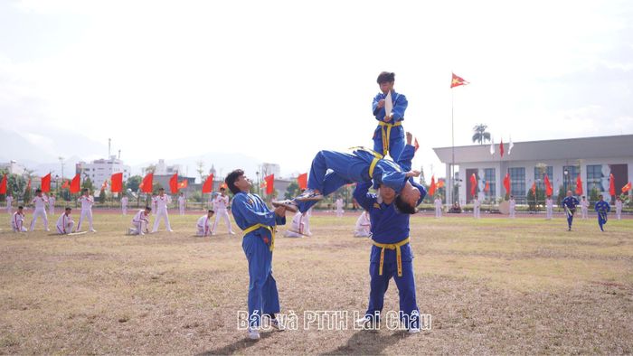 Chương trình biểu diễn văn nghệ và võ thuật tại Lễ khai mạc đại hội.
