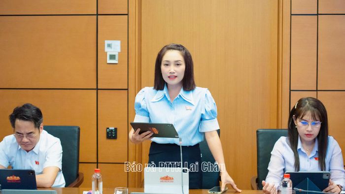 Đại biểu Cà Thị Thắm phát biểu thảo luận.