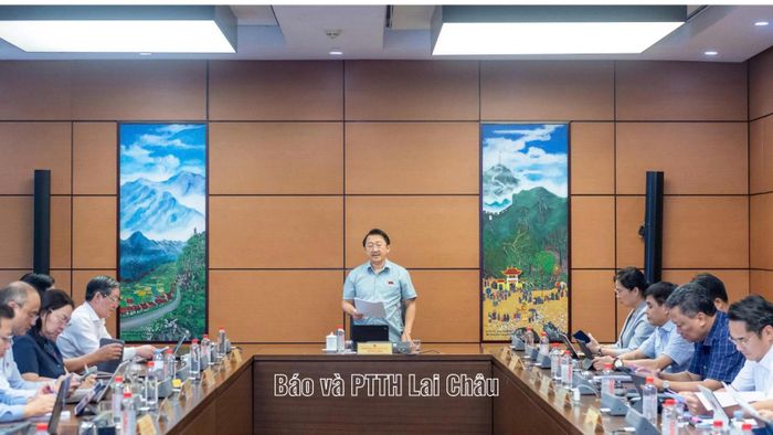 Đồng chí Sùng A Hồ, Phó Bí thư Tỉnh ủy, Trưởng Đoàn đại biểu Quốc hội tỉnh Lai Châu chủ trì buổi thảo luận.