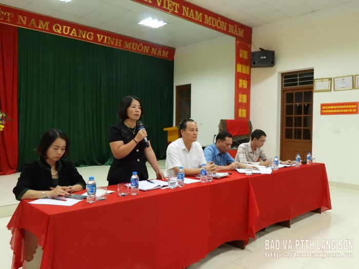 Phó Chủ tịch UBND phường phát biểu tại cuộc đối thoại