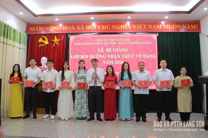 Lãnh đạo Đảng ủy UBND tỉnh trao giấy chứng nhận hoàn thành chương trình bồi dưỡng nhận thức về Đảng cho các học viên