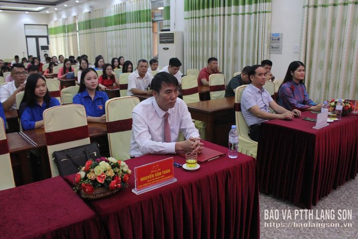 Các đại biểu và học viên dự lễ bế giảng