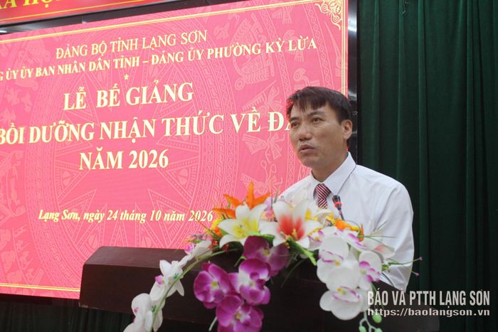 Lãnh đạo Đảng ủy UBND tỉnh phát biểu tại lễ bế giảng