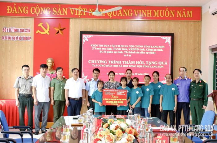 Khối thi đua trao tặng kinh phí cho đại diện Cơ sở Bảo trợ xã hội tổng hợp tỉnh