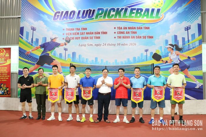 Đại diện các đơn vị nhận cờ lưu niệm trong chương trình giao lưu Pickleball 