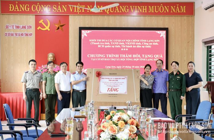 Khối thi đua trao tặng tivi cho đại diện Cơ sở Bảo trợ xã hội tổng hợp tỉnh