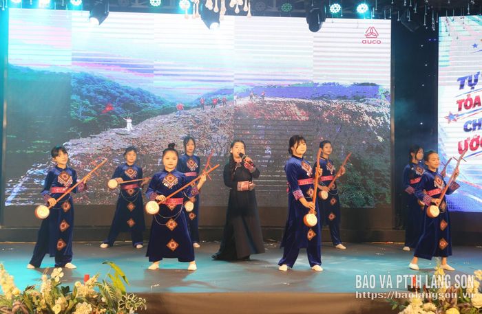 Phần thi dẫn chương trình của thí sinh tại vòng chung kết cuộc thi