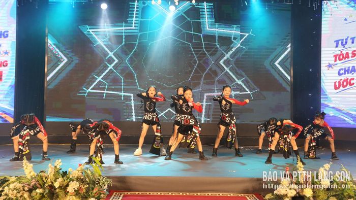 Phần thi vũ đạo của thí sinh tại vòng chung kết cuộc thi