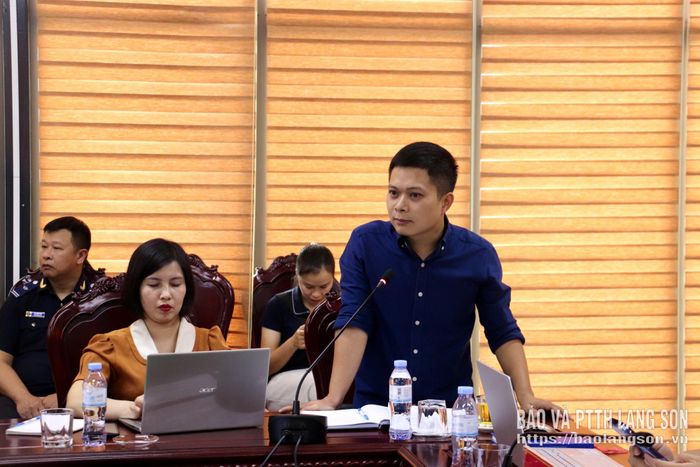 Đại diện Ban Quản lý Khu kinh tế cửa khẩu Đồng Đăng - Lạng Sơn thông tin, làm rõ một số nội dung liên quan tại hội nghị