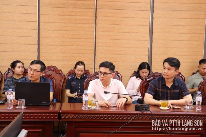 Đại diện các doanh nghiệp hoạt động tại Cửa khẩu Quốc tế Hữu nghị tham dự hội nghị tập huấn