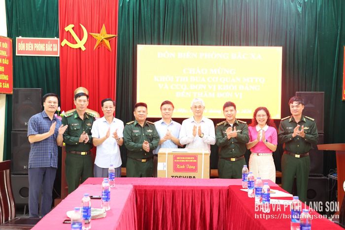 Đoàn công tác của Khối thi đua tặng quà CBCS Đồn Biên phòng Bắc Xa
