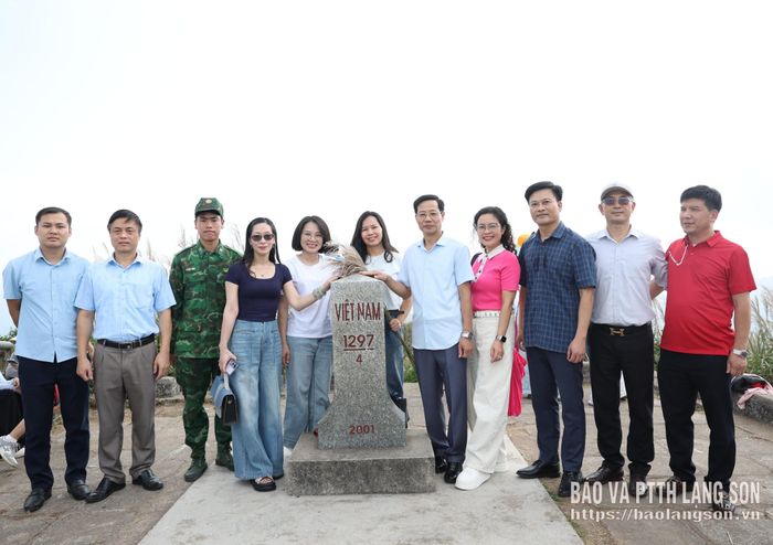 Đoàn công tác của Khối thi đua tham quan, chụp ảnh lưu niệm tại cột mốc biên giới trên địa bàn Đồn Biên phòng Bắc Xa quản lý