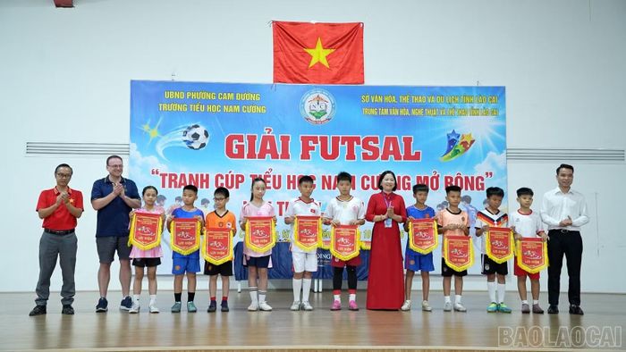 Ban tổ chức tặng cờ lưu niệm cho các đoàn tham dự giải.