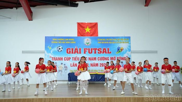 Chương trình văn nghệ chào mừng lễ khai mạc với nhiều tiết mục đặc sắc do các học sinh biểu diễn.