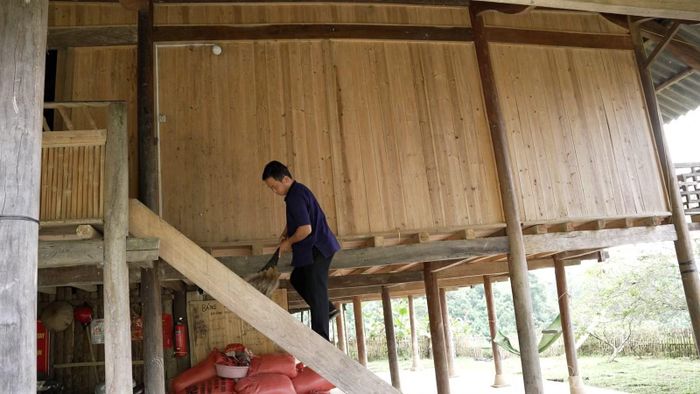 Anh Lâm A Hướng vệ sinh, chỉnh trang nhà cửa, chuẩn bị các điều kiện đón khách du lịch.