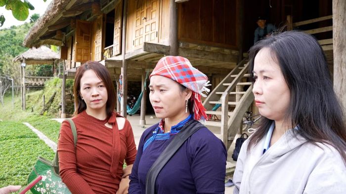 Chị Vàng Thị Thông giới thiệu với du khách về cảnh quan, đời sống và những trải nghiệm du lịch cộng đồng tại Bản Liền.