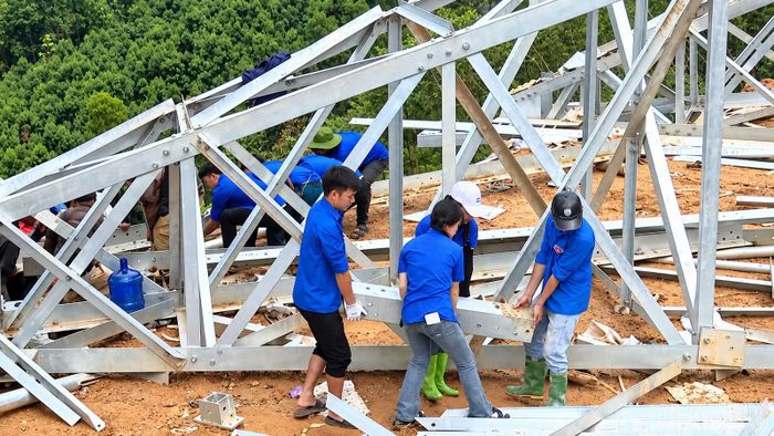Tuổi trẻ Lào Cai tham gia hỗ trợ thi công Dự án Đường dây 500 kV Lào Cai - Vĩnh Yên.