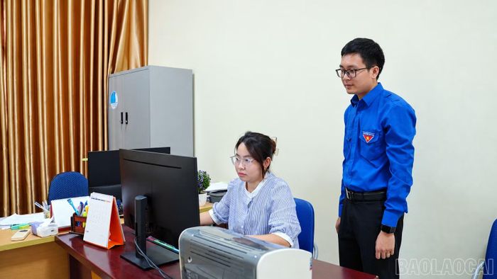 Anh Trần Huy Hoàng - Bí thư Đoàn phường Lào Cai, trao đổi với các đoàn viên về ứng dụng công nghệ trong công tác Đoàn.