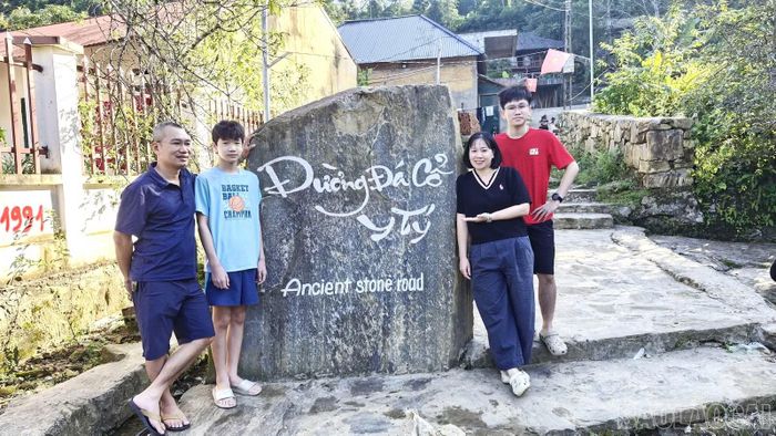 Du khách đến Y Tý hào hứng chụp ảnh bên những chiếc cổng đá, biển hiệu, biển tên bằng đá tự nhiên.