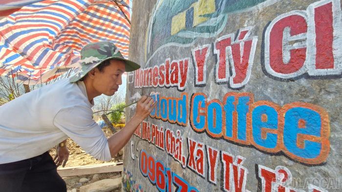 Bằng cọ vẽ và sơn màu, các họa sĩ biến những phiến đá vô tri thành tác phẩm nghệ thuật nhiều màu sắc. Sơn ngoài trời được sử dụng để tăng độ bền cho hình vẽ và chữ trên đá.