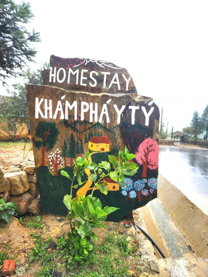 Qua bàn tay tài hoa của các họa sĩ, các biển hiệu homestay vẽ trên đá không chỉ cung cấp thông tin về cơ sở lưu trú, mà còn trở thành các bức tranh trên đá nhiều màu sắc, thu hút ánh nhìn của du khách.