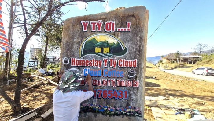 Hai năm gần đây, du lịch Y Tý phát triển, một số chủ homestay đã lựa chọn những phiến đá lớn, có bề mặt bằng phẳng để làm biển tên cơ sở lưu trú.