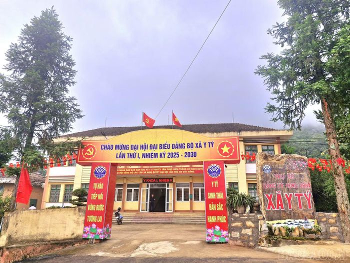 Biển tên trụ sở Đảng ủy - HĐND - UBND xã Y Tý được vẽ trên một phiến đá lớn trước cổng cơ quan, vừa vững chãi, dễ nhìn, vừa tạo điểm nhấn thẩm mỹ.