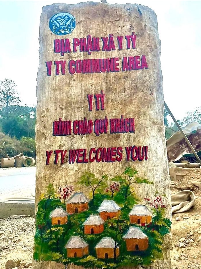 Những phiến đá có hình dáng độc đáo còn được sử dụng làm biển địa phận xã và gửi lời chào tới du khách đến Y Tý.