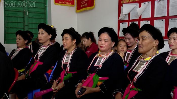 Các đại biểu và hội viên dự lễ ra mắt Câu lạc bộ Khuyến học thôn Khe Rộng.