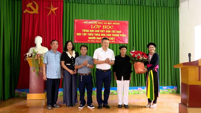 Lãnh đạo Hội Khuyến học tỉnh và các đại biểu tặng hoa, quà chúc mừng Câu lạc bộ.