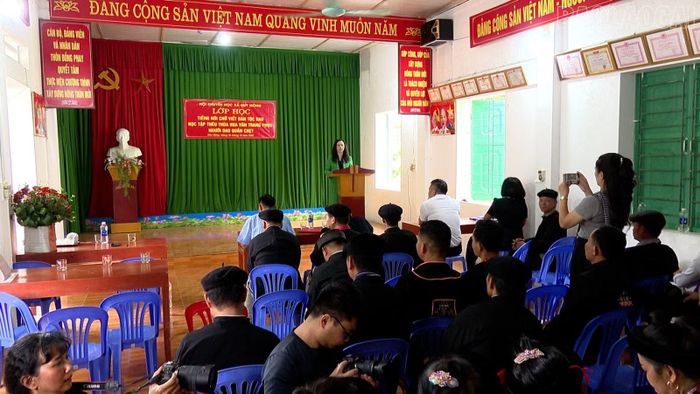 Bà Nguyễn Thị Minh Đức - Phó Chủ tịch Thường trực Hội Khuyến học tỉnh phát biểu tại lễ ra mắt câu lạc bộ.