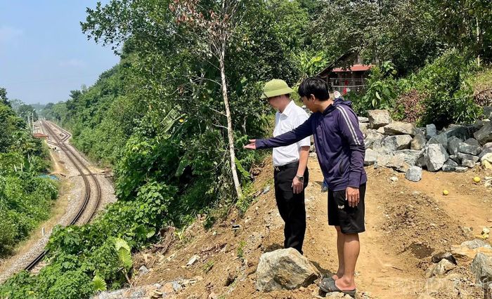 Lãnh đạo xã Bảo Hà kiểm tra tiến độ thi công dự án.