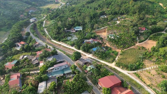 Các tuyến đường gom hoàn thành góp phần kết nối giữa khu dân cư với vùng sản xuất và đường giao thông chính, phục vụ sinh hoạt, vận chuyển hàng hóa.