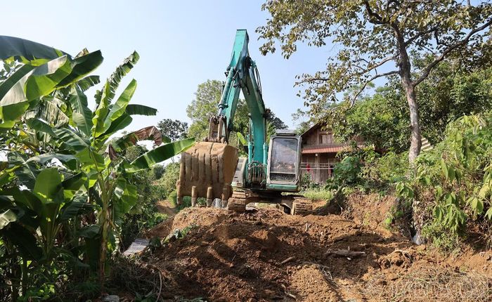 Thi công đường gom đoạn qua thôn Liên Hà 3.