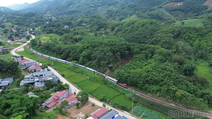Dọc tuyến đường sắt qua xã Bảo Hà có hàng chục lối đi tự mở.