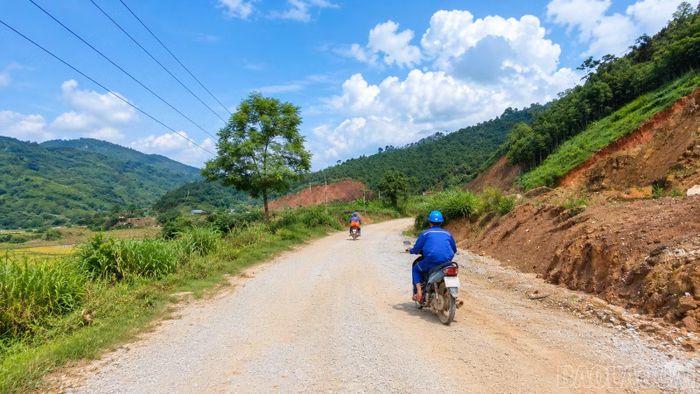 Những cung đường vùng cao luôn là người bạn đồng hành của những người kỹ thuật viên viễn thông.