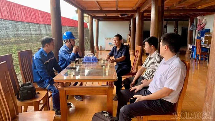 Lãnh đạo và Tổ kỹ thuật Trung tâm Viễn thông Văn Yên trực tiếp trao đổi với Trưởng thôn Bản Lùng về hoạt động, vận hành của trạm và cột BTS.