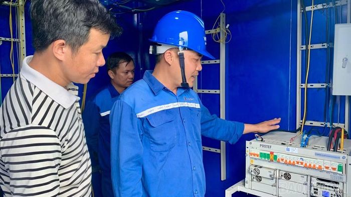 Các kỹ thuật viên Tổ kỹ thuật Trung tâm Viễn thông Văn Yên hướng dẫn Trưởng thôn Bản Lùng Ngô Quang Hà về cách khắc phục các sự cố có thể xảy ra tại trạm.