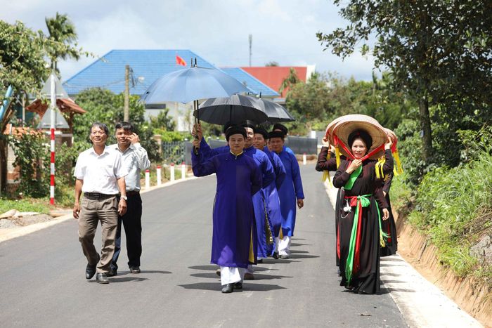 Nửa thế kỷ trôi qua, các thế hệ nối tiếp nhau gìn giữ truyền thống cần cù, phát huy tinh thần sáng tạo, chung sức phát triển quê hương. Nghĩa tình Hà Nội - Lâm Đồng vì thế không chỉ được lưu giữ trong ký ức, mà còn tiếp tục được vun đắp bằng những việc làm thiết thực và khát vọng dựng xây tương lai