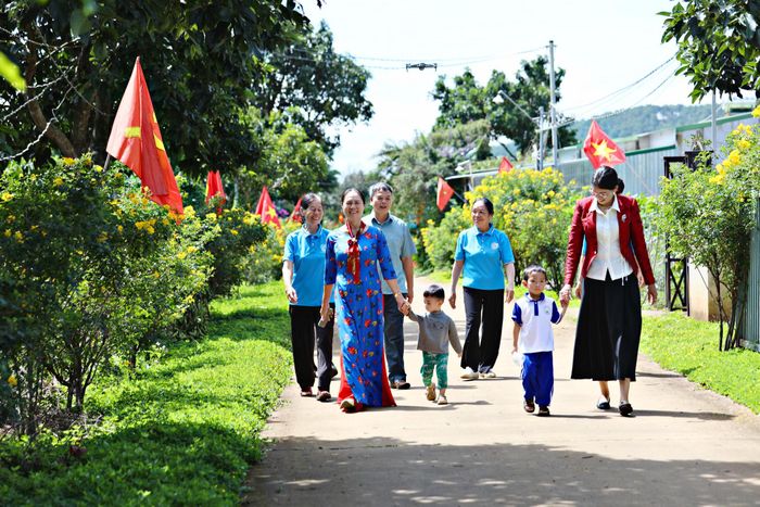 Các thế hệ thứ hai, thứ ba của những gia đình người Hà Nội cùng lớp người trẻ hôm nay đang tiếp nối hành trình lập nghiệp trên đất Lâm Hà, phát huy truyền thống cần cù, sáng tạo, chung sức phát triển kinh tế và xây dựng quê hương ngày càng giàu đẹp