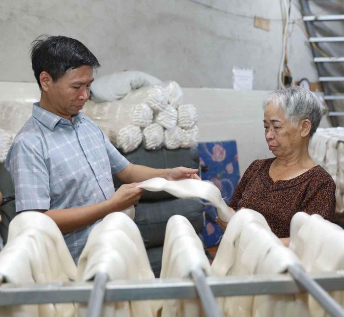 Ông Nguyễn Ngọc Huy, Giám đốc Công ty TNHH Tơ lụa Huy Vạn Hạnh (bên trái) phát triển nghề dệt lụa gia đình, kết hợp kinh nghiệm truyền thống với công nghệ sản xuất hiện đại. Ông là một trong những doanh nhân trưởng thành từ vùng đất mới
