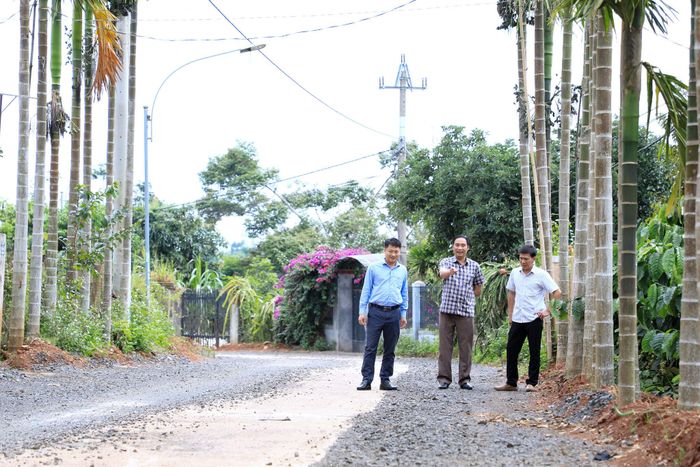 Lãnh đạo xã Đắk Song kiểm tra thực tế các dự án nâng cấp đường giao thông trên địa bàn
