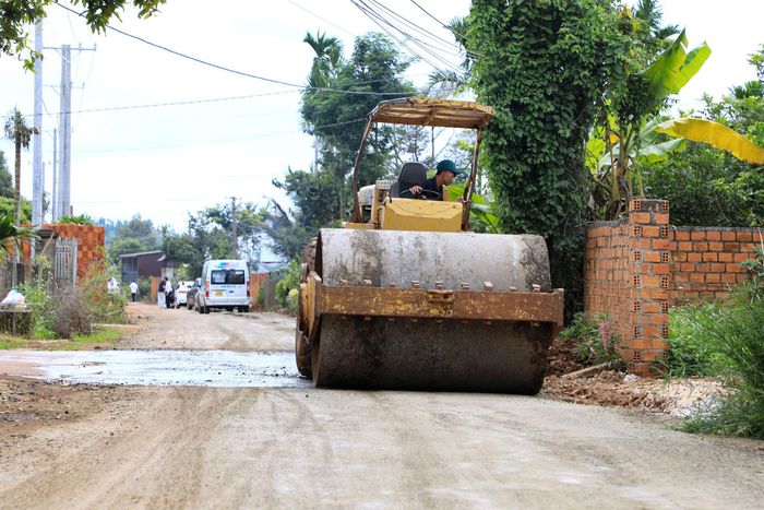 Mặt bằng được bàn giao, tạo điều kiện thuận lợi để thi công các dự án nâng cấp đường giao thông tại xã Đắk Song