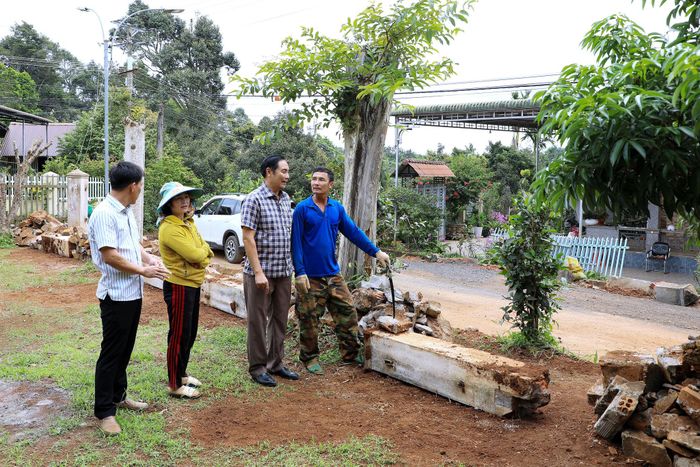 Chính quyền xã Đắk Song kiểm tra thực tế, nắm bắt tâm tư, nguyện vọng của người dân trong quá trình triển khai dự án