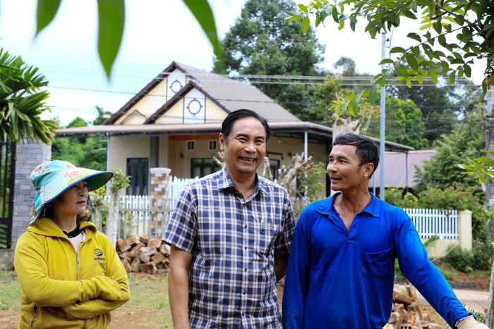Người dân xã Đắk Song phấn khởi chia sẻ niềm vui khi đường giao thông được nâng cấp, mở rộng