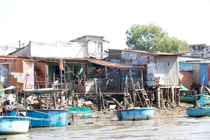 Khu vực xóm “nhà chồ” ven sông Cà Ty sẽ được giải tỏa trắng để triển khai xây dựng kè. Ảnh: N. Thanh